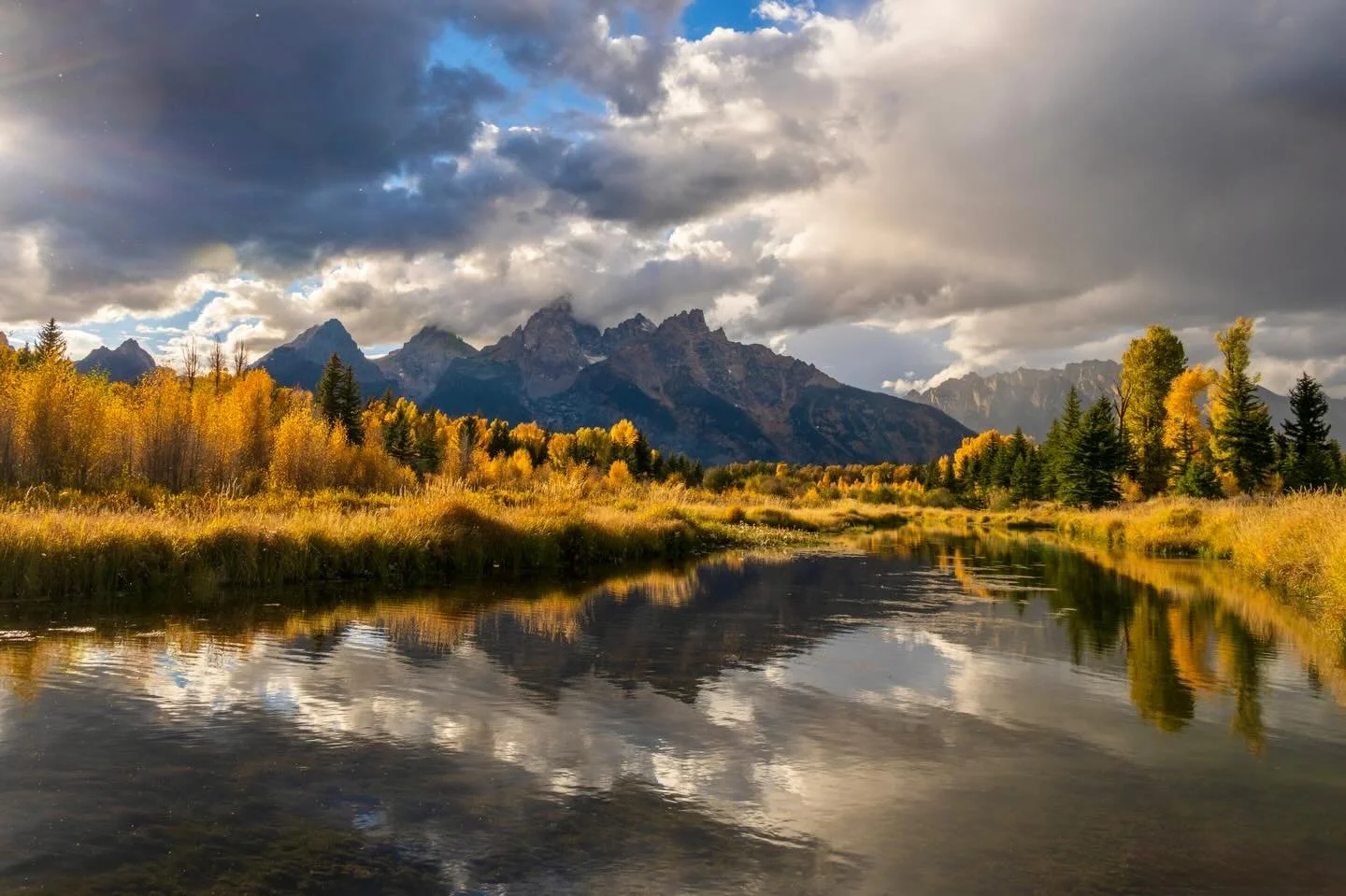 Moody late afternoon in the Tetons 💙 
This fall&rsquo;s Magic in the Tetons retreat brought a lot of moody and dramatic conditions and the ladies were rockstars chasing the light! It was so much fun 😍
.
Join me next fall to chase the light at the 2