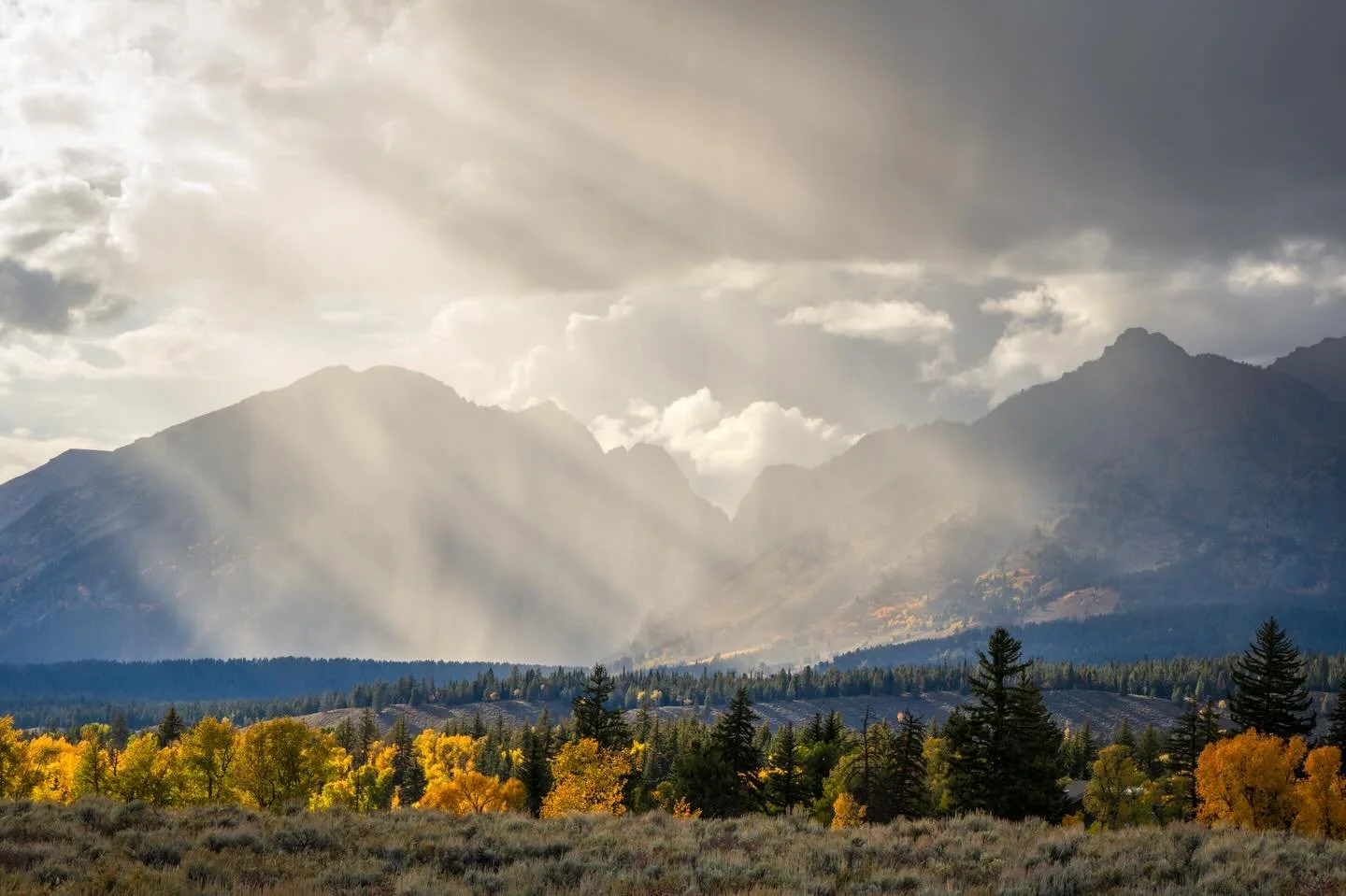 When the light does this, you have to pull over! 
Fall in the Tetons is the best! Can&rsquo;t wait to be back in 2026 for both my ladies Magic in the Tetons retreat and Out of Grand Teton with @outofchicago 
.
.
.
.
.
#magicinthetetons #capturemagicr