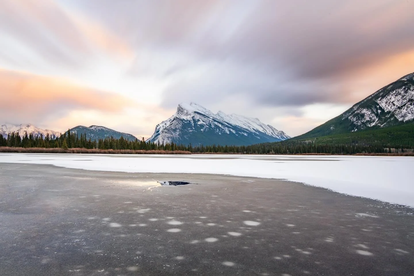 It is frigid and frosty here this morning! Way colder than it was in Banff in early November even. But the cold brings me back to some of these views from Vermilion Lakes 💙
.
A group of photographers from @womencapturemagic have come together to sha