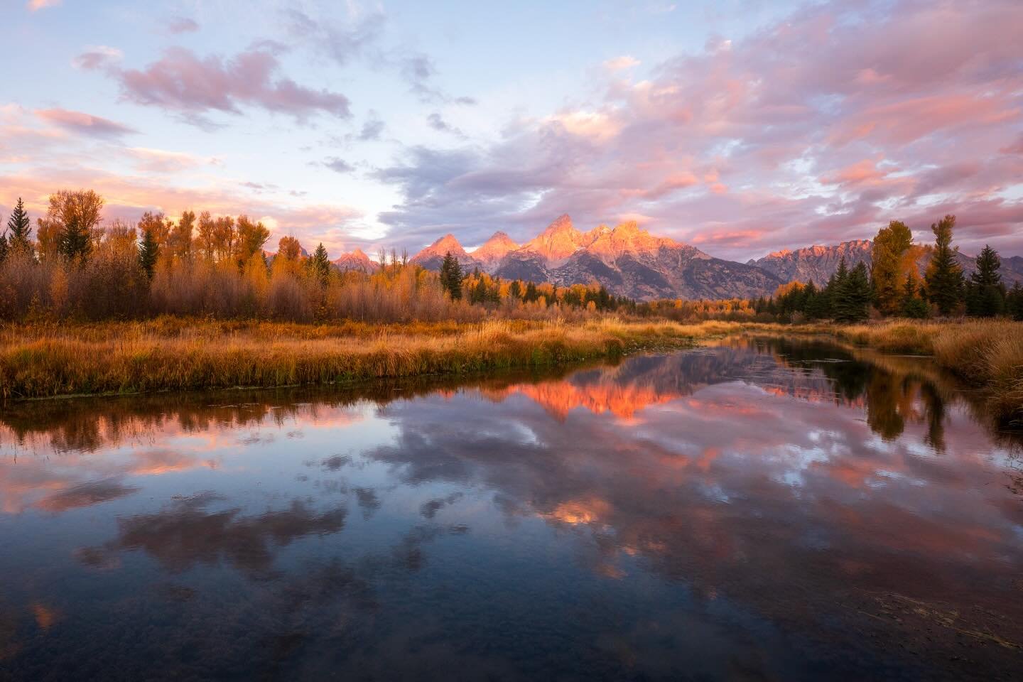 One of those mornings Mother Nature leaves you in awe 😍
.
.
.
.
.
.
#futurewomenphotography #womenphotographersus #seejh #ourfotoworld #bestoftheglobe_nationalparks