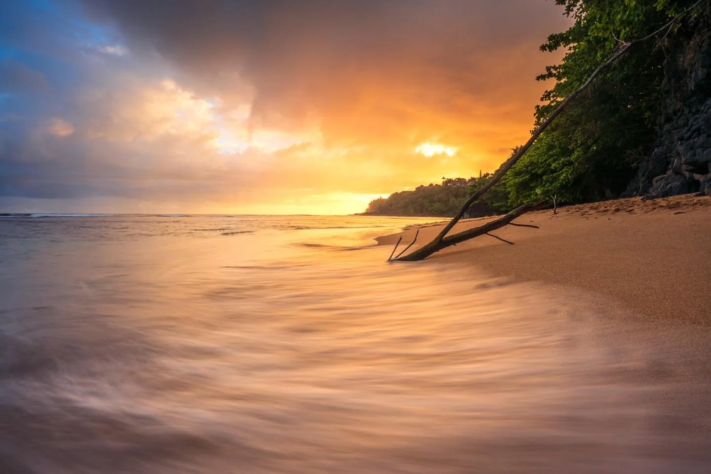 Sunrise on my final morning in Kauai ❤️ So glad I got up for this one. Started so peaceful, developed into a vibrant sky in the east, and before I left a rainbow 🌈 appeared. More images to come! 
.
Slow shutter speed achieved with the help of @maven