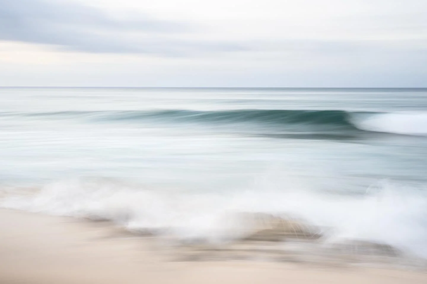 Ocean blues for your Friday morning 🌊 

ICM using @mavenfilters ND filters 
.
.
.
.
.
.
#futurewomenphotography #womenphotographersus #women_in_seascape_photography @women_in_seascape_photography_ #ourfotoworld #kauai