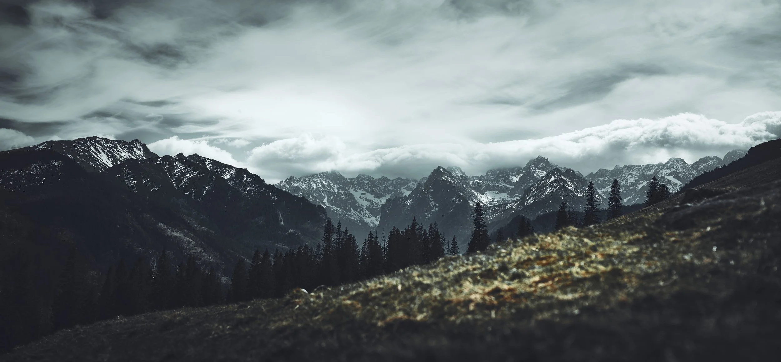   [ a small number of photos from Tatra Mountains during spring’s  Easter Holidays, with strong coluds play and a bit of winter’s white flakes on the slopes ]  