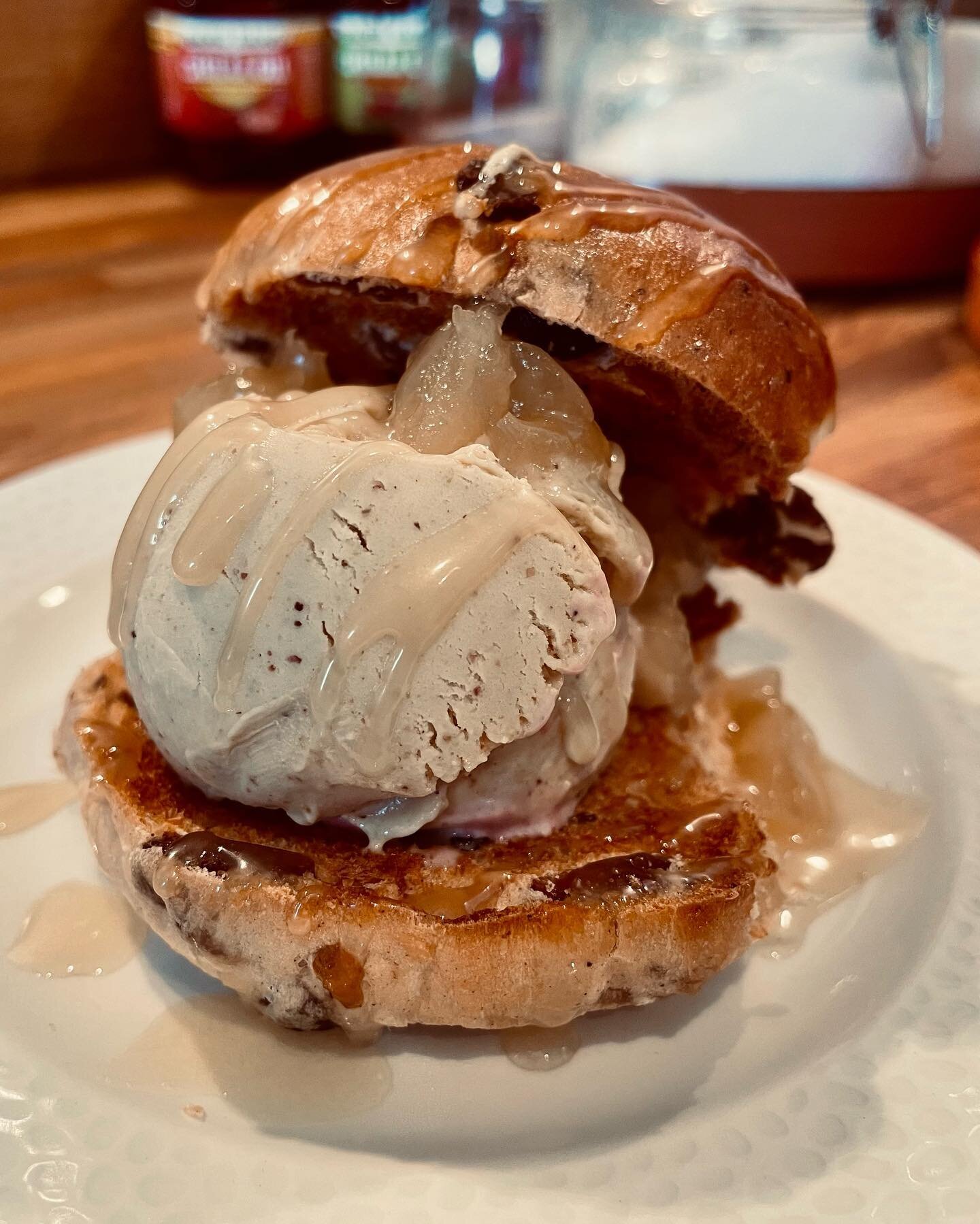 Hot X bun, pistachio vegan ice cream, caramelised apple and homemade caramel sauce - thanks to @beausgelato @eggbreak_ldn @marksandspencer - Happy Easter 🐣 all !!