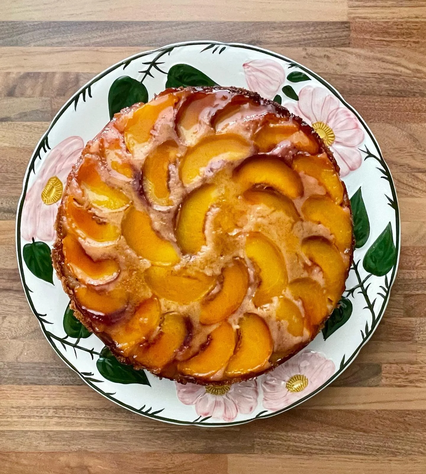 Peach downside up cake. Big shout out to all those still using @marcopierrewhit plates &hellip;