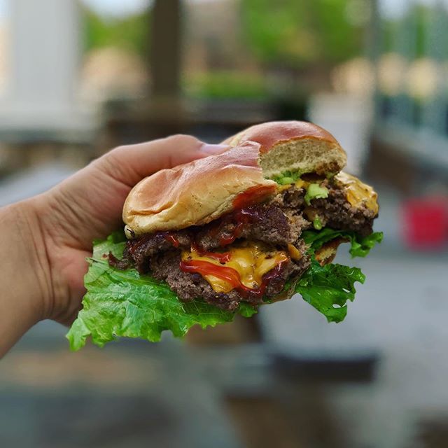 Burger anyone! @muttsamazinghotdogs  #burger