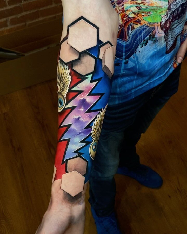 Videos and pics of this fun Greatful Dead piece I did the other day. The lightning bolt and flying eyeballs were stenciled and most of the hexagons were freehand. To get on email list for when the books open and for announcements, click the link in b