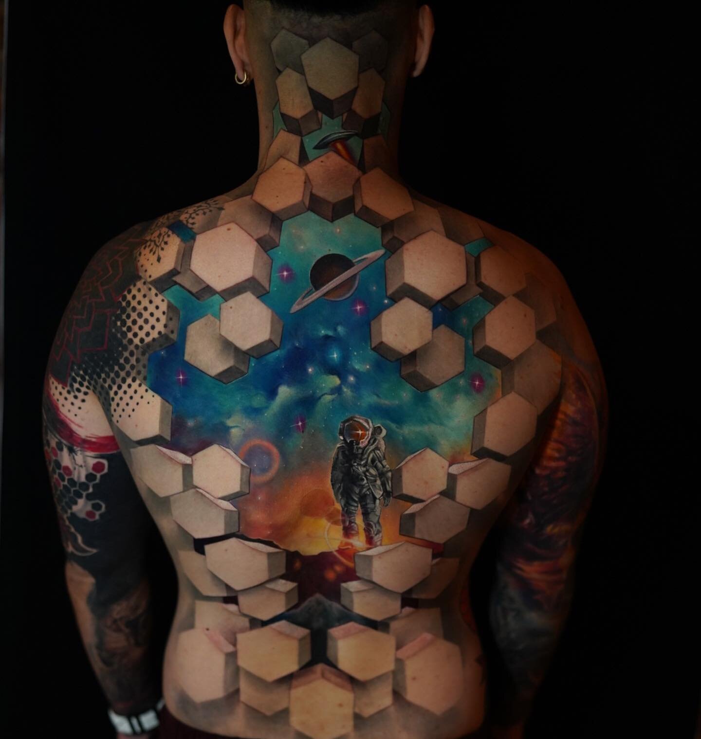 Photos of this fun back piece👽 books opening soon. To get on the email list for when they do and for future travel dates and announcements, click the link in my bio and subscribe. Tattoo was done using @inkjecta @eternalink @stencilstuff @redemption