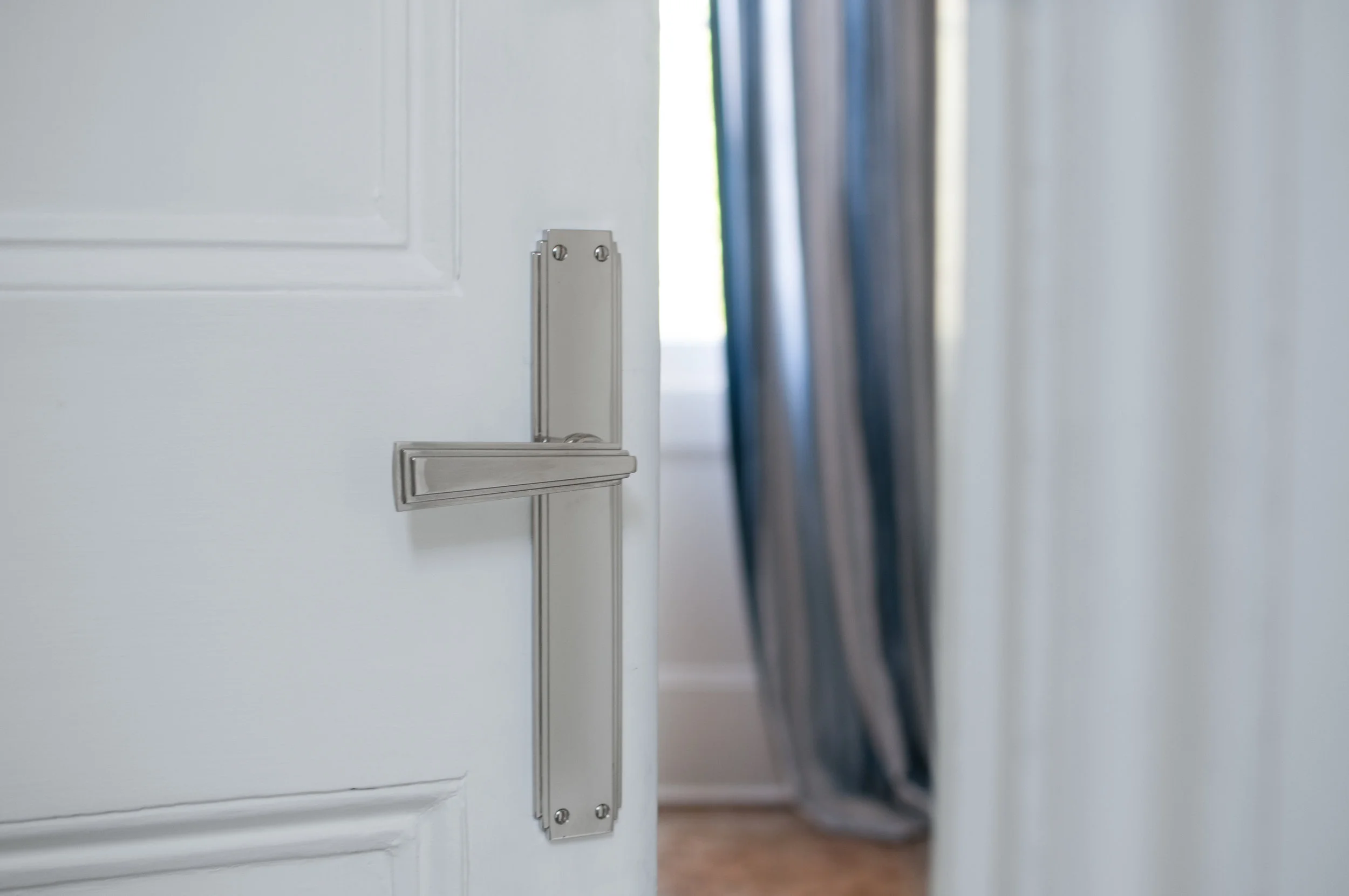 Door handle close-up - Lonsdale.jpg