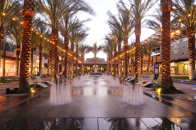 Splash pad at Scottsdale Quarter was beautiful and wet! (photo courtesy of Fabulousarizona.com