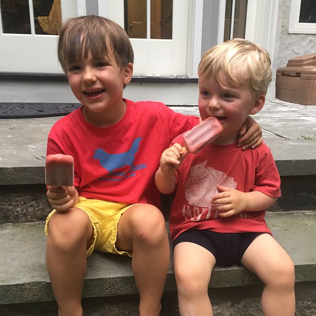 Hot days call for ice pops! #gusandotto @gushelfst #brothers #summerdays #theyregettingalongtoday