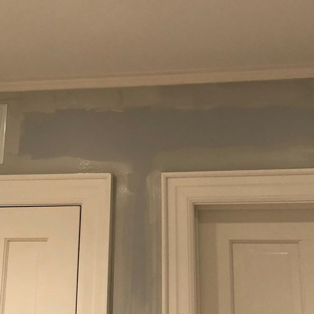 Why I&rsquo;ve learned to paint boards and test in every part of a room. This grey color ended up looking blue in a dark hallway. Finally fixing it after seven years!  #botchjob #benjaminmoore #interiors #interiors123 #finallyhappy #lessonlearned