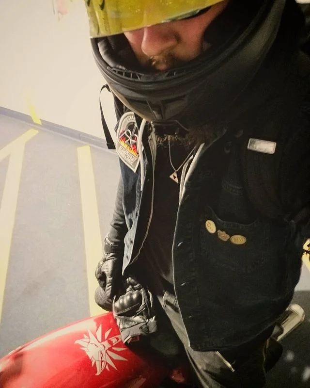 Lost a muffler today. Roach now snarls his way through the streets. Cheers my mighty steed, neigh to your heart's content. 👌👌🏍️✌️
