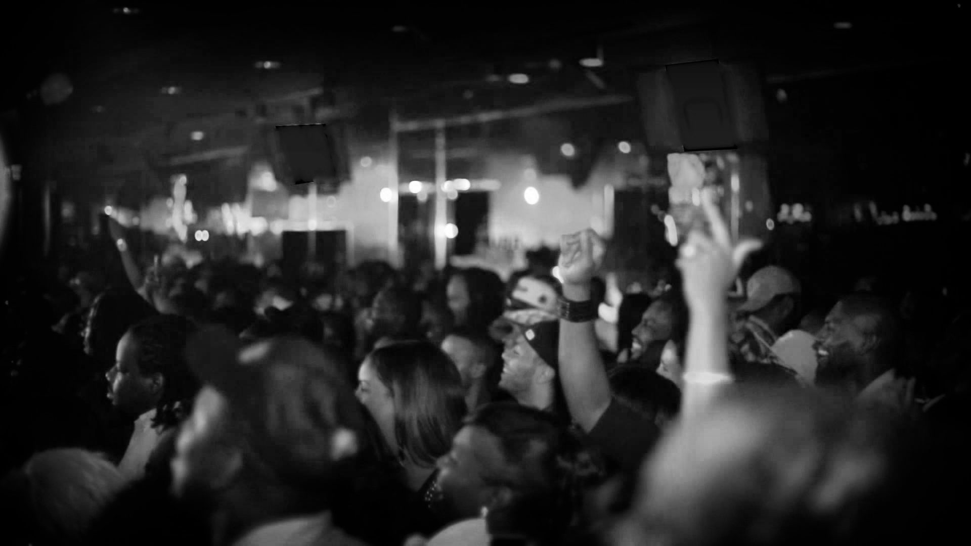 crowd_mid.jpg