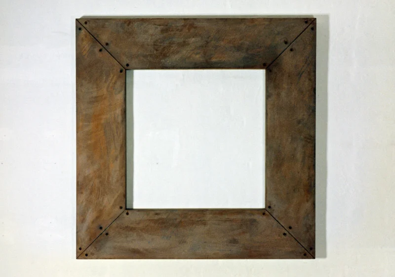 Rammer. Jern. 145x145x5 cm. Tilhører University College Sjælland.