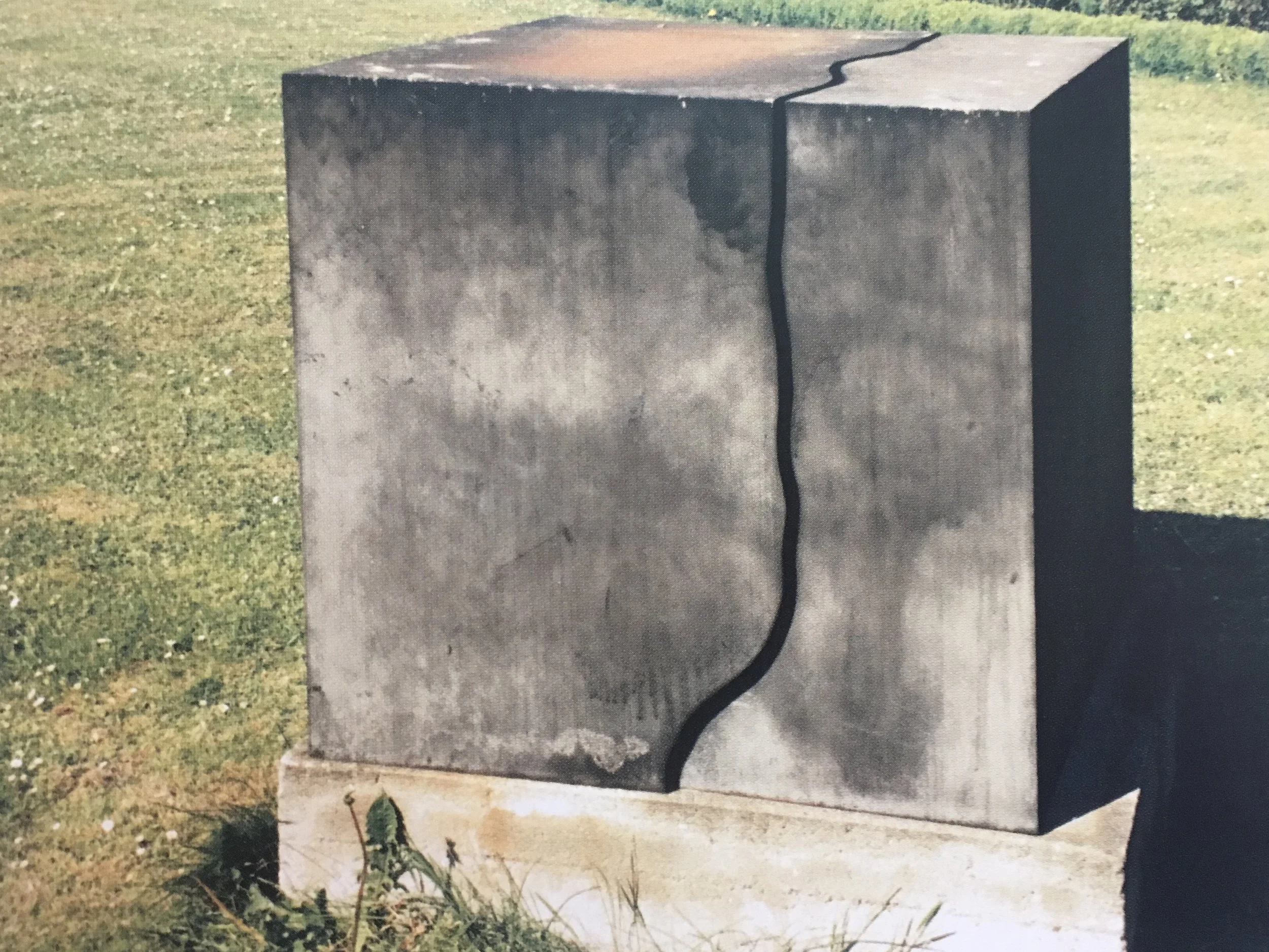 Skulptur i to dele. Jern. Højde 100 cm. Tilhører Statens Museum for Kunst. 1978.