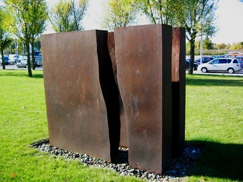 Skulptur i 3 dele. Jern. Foran Bella Center, Amager. 1978.