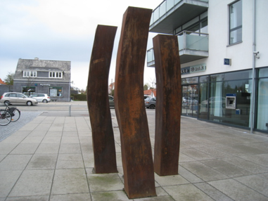 De tre gratister. Cortenstål. 250 cm. Danske Bank. Amagerbrogade, København. 1979.