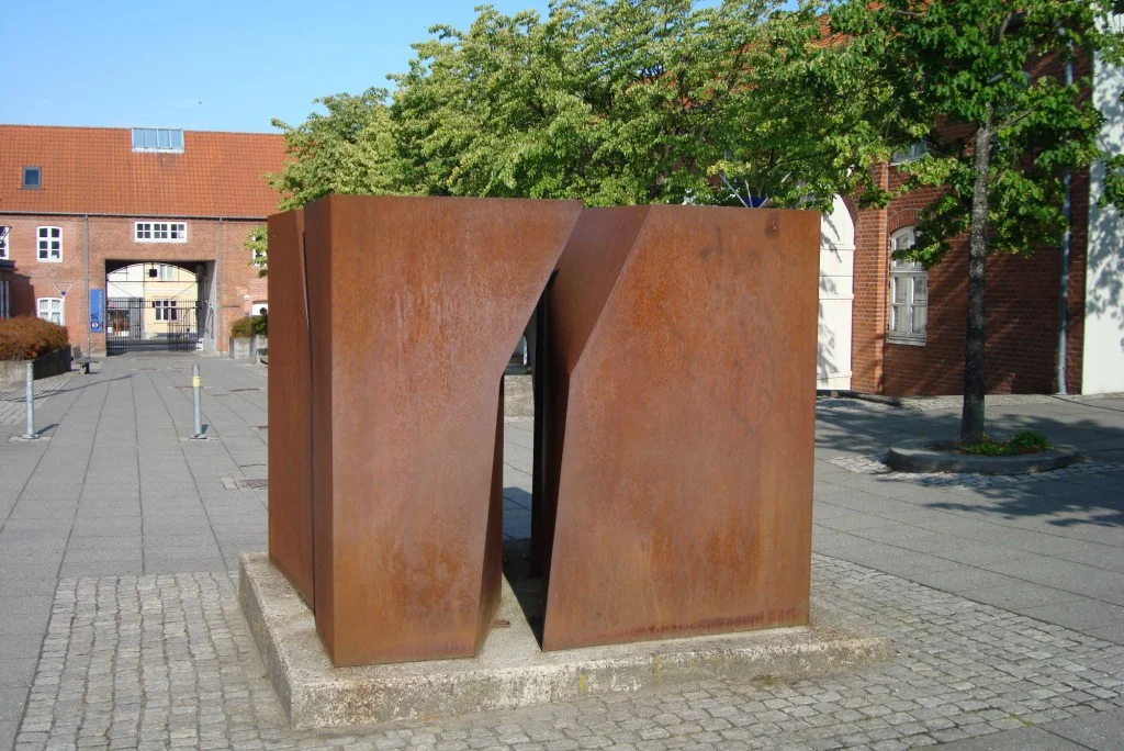 Skulptur i 4 dele. Cortenstål. Tobaksgården i Horsens. 1989.
