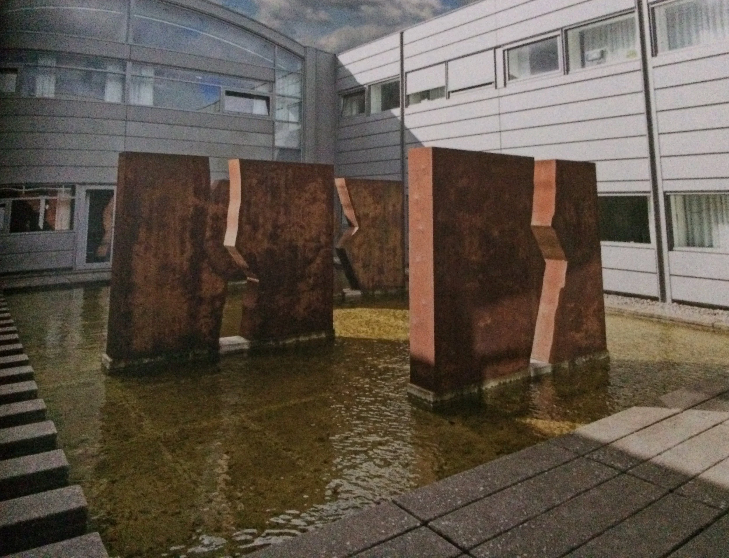 Skulptur i 8 dele. Tilhører Syddansk Universitet, Odense. 2001.