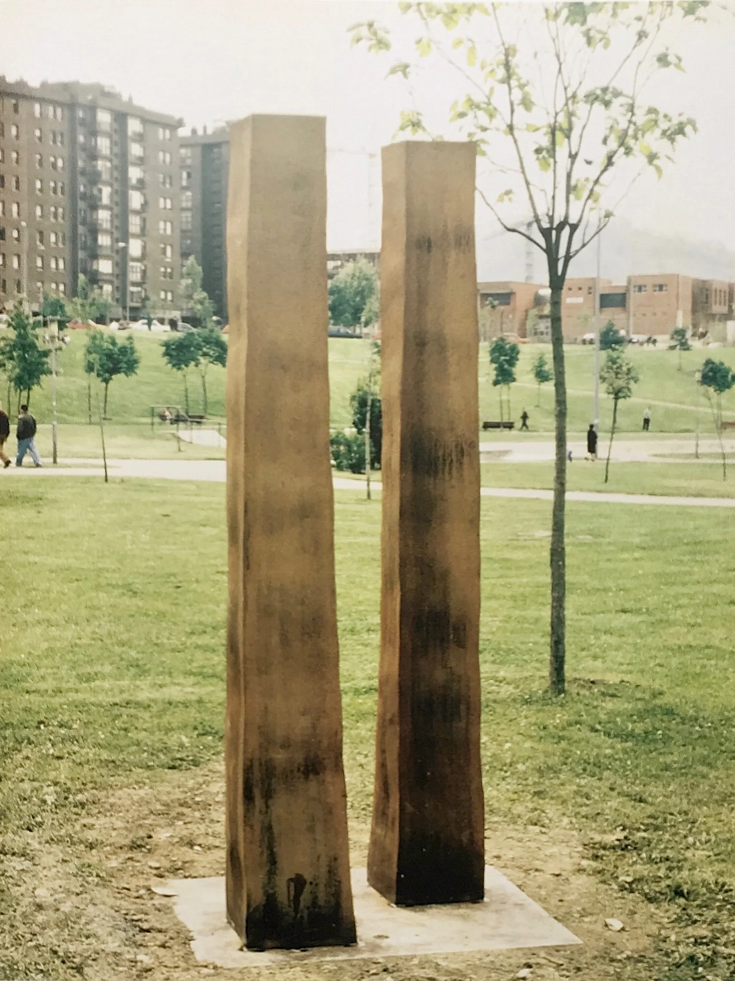 Skulptur i 2 dele. Jern. Europapark, Bilbao, Spanien. 1991.