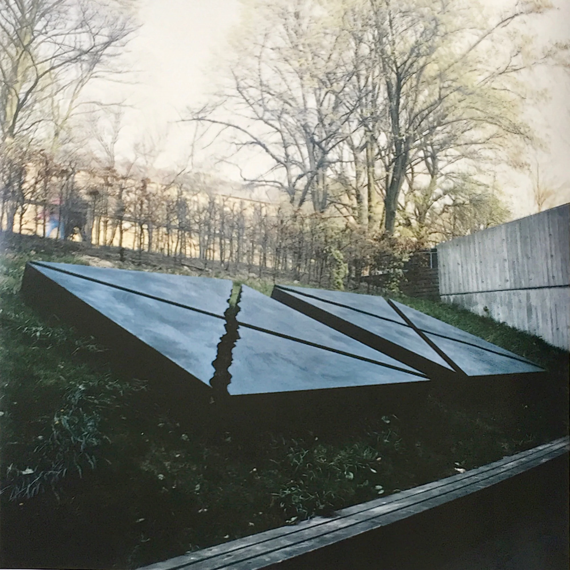 Liggende skulptur i 4 dele. Cortenstål. Landbohøjskolen, Frederiksberg. 1990.