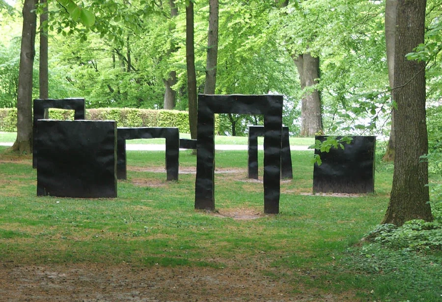 Skulptur i 7 dele. Bemalet jern. Kunstcenter Silkeborg Bad, Silkeborg. 1993.