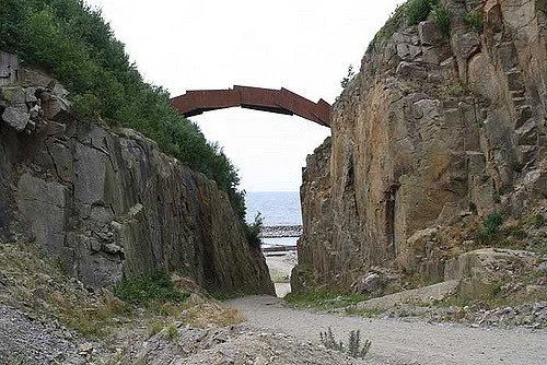 Broen i Vang Stenbrud, Bornholm. Cortenstål. 2002.