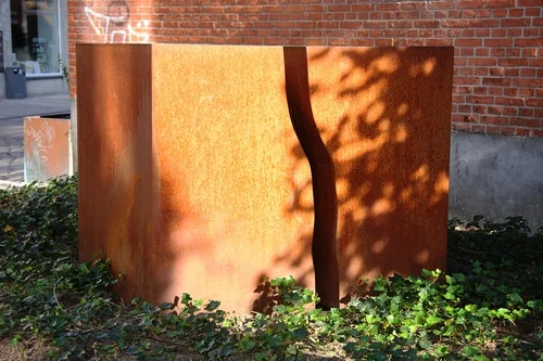 Skulptur i 2 dele. Cortenstål. Grønnegade, Vejle. 2004.