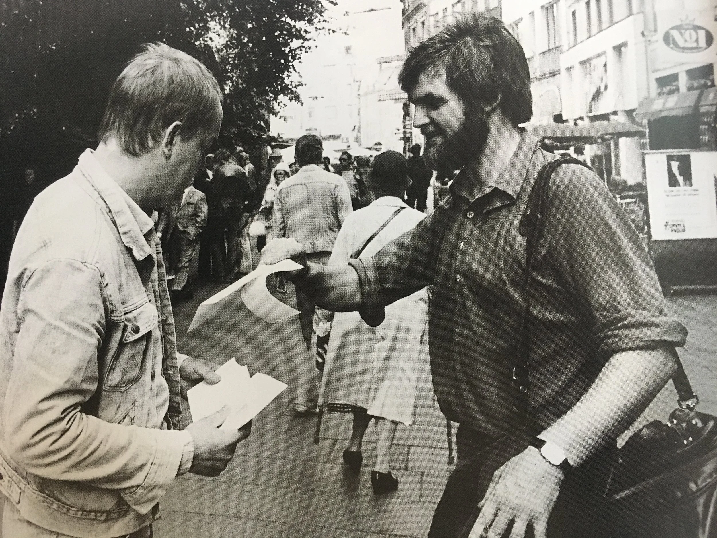 Uddeling af checks på Strøget. 1979.