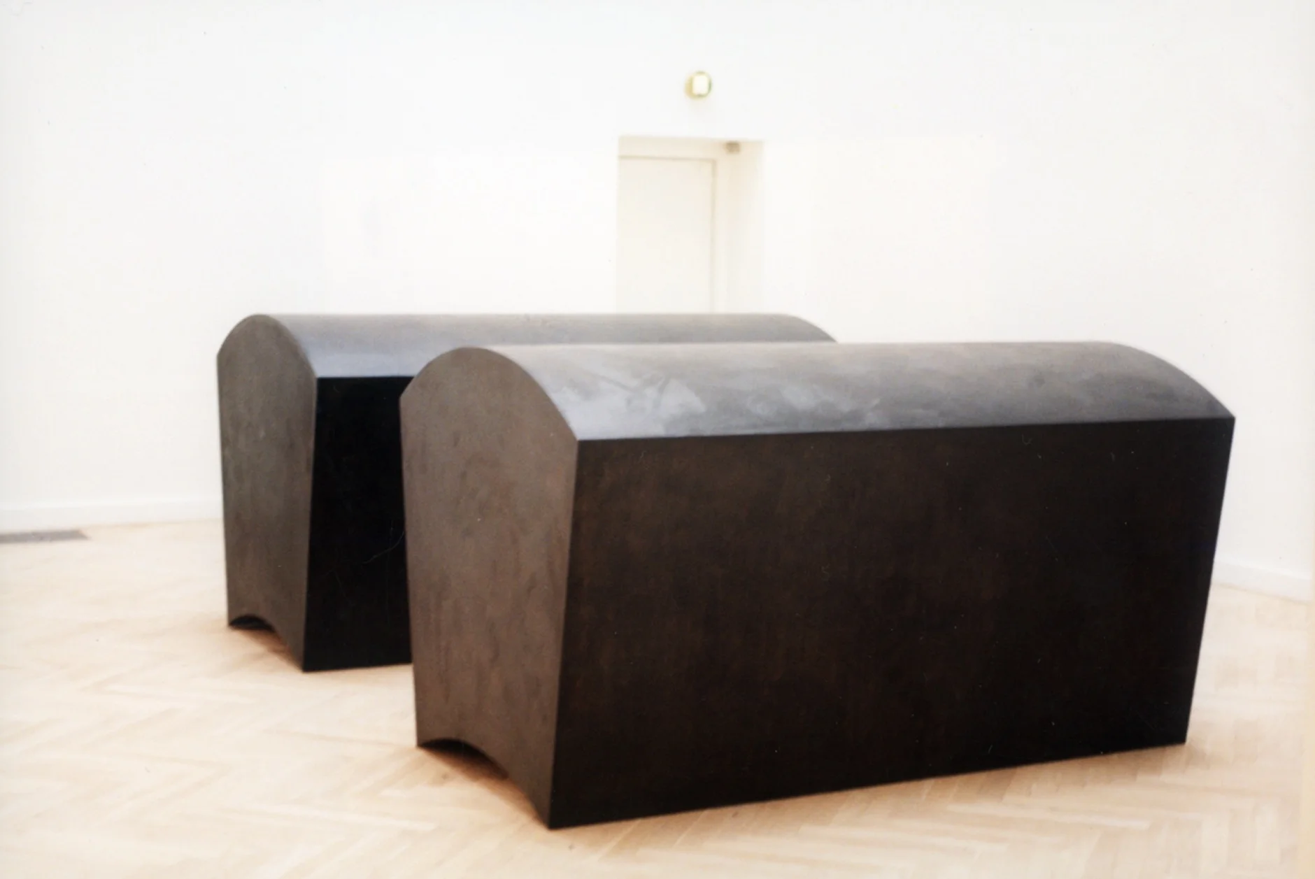 Skulptur i 2 dele. Sarkofager. Cortenstål. Tilhører Kunsrmuseet Arken. 1997.