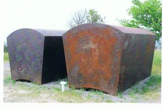 Skulptur i 2 dele. Sarkofager. Cortenstål. Tilhører Kunsrmuseet Arken. 1997.