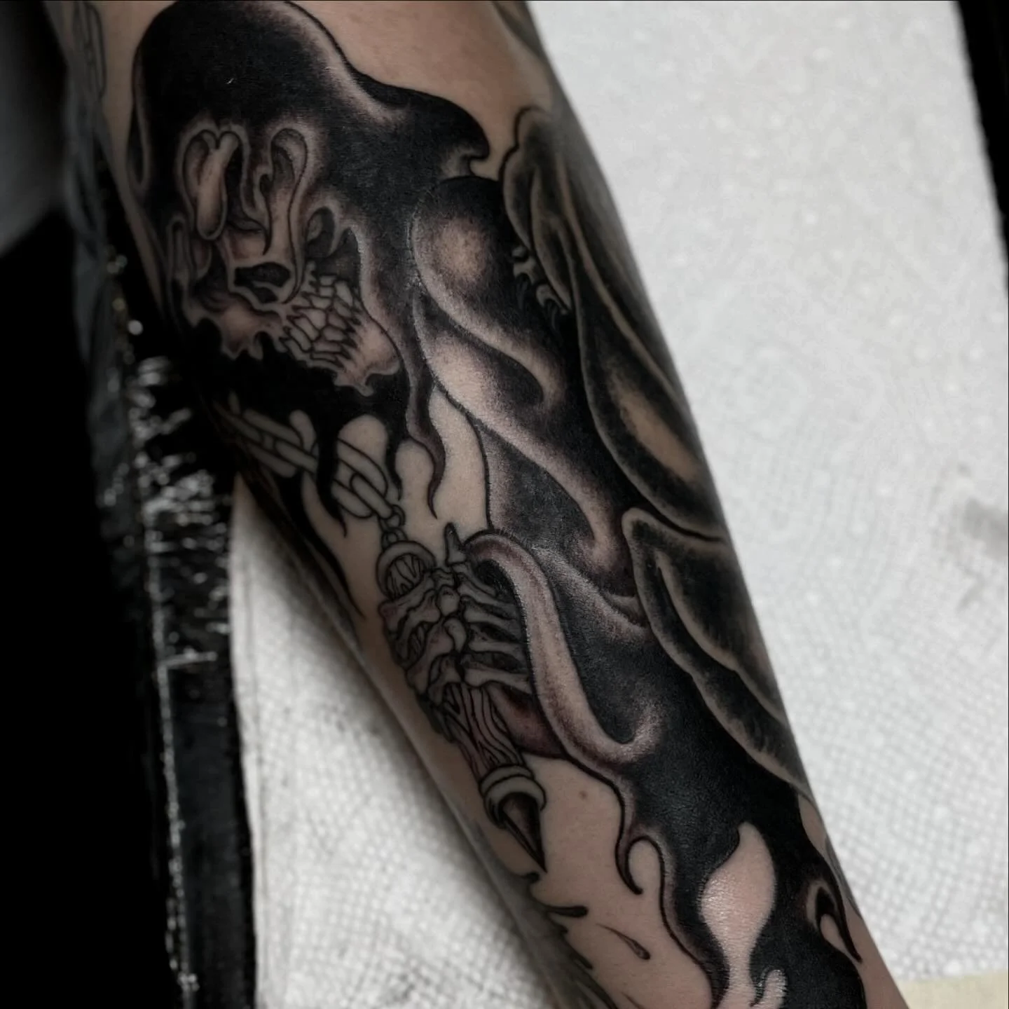 Love &amp; trust made @redemptiontattoo 
&bull;
&bull;
&bull;
&bull;
&bull;
&bull;
&bull;
&bull;
&bull;
&bull;
&bull;
&bull;
#tattoo #blackandgreytattoo #finelinetattoo #bostontattooartist