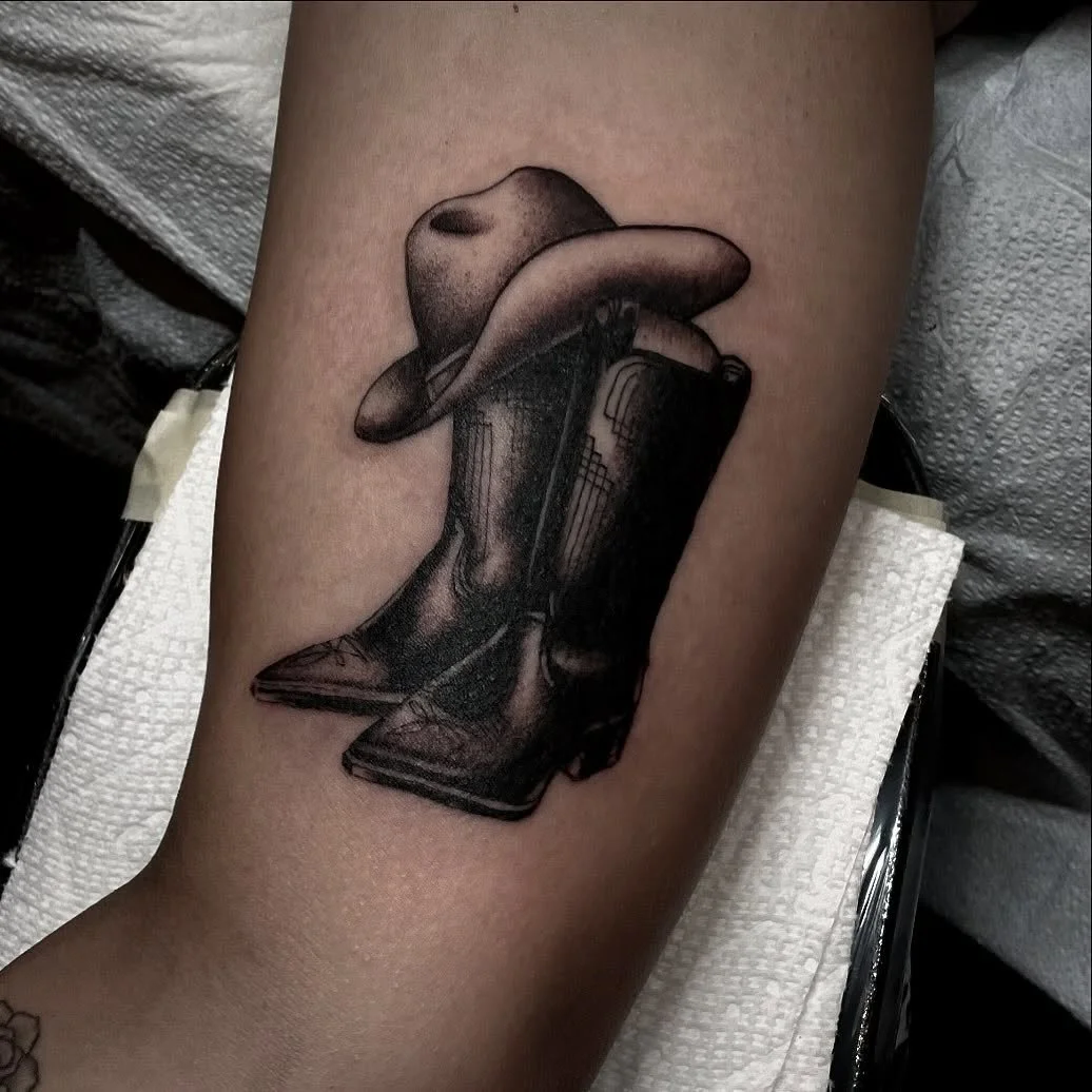 From the east coast to the west coast @redemptiontattoo 
&bull;
&bull;
&bull;
&bull;
&bull;
&bull;
&bull;
&bull;
#tattoo #blackandgreytattoo #cowboyboots #finelinetattoo #traditionaltattoo