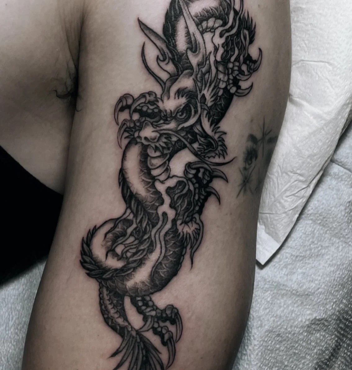 🐲🆒 @redemptiontattoo 
&bull;
&bull;
&bull;
&bull;
&bull;
&bull;
&bull;
&bull;
#tattoo #dragontattoo #japanesetattoo #traditionaltattoo #finelinetattoo