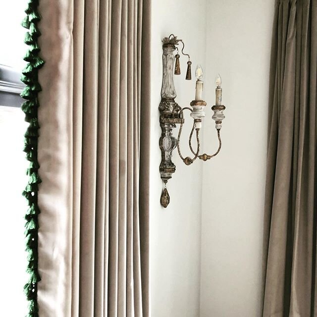 Window dressing.....in this particular case, it is a very good thing. #moliemalone #customdrapery #tasslelove #frenchpleats #emeraldgreen #schumacher #detailsoftheday #happyclients