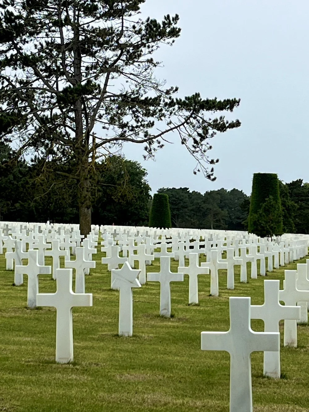 Omaha_Beach_Monuments_Cemetary_1.jpeg