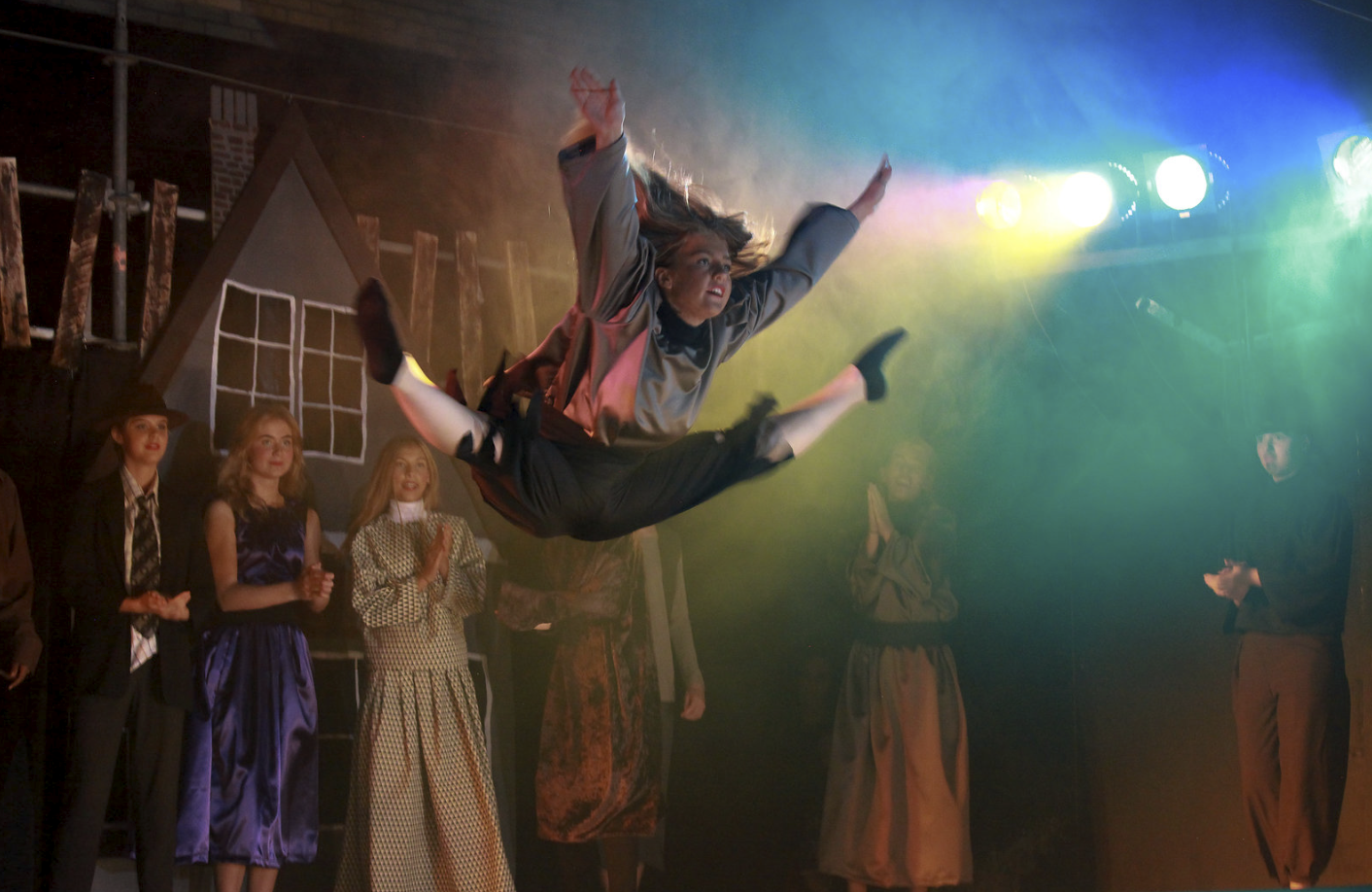 Oliver Twist indtog Skt. Josefs Skole i et orgie af farver, dans og sang.  