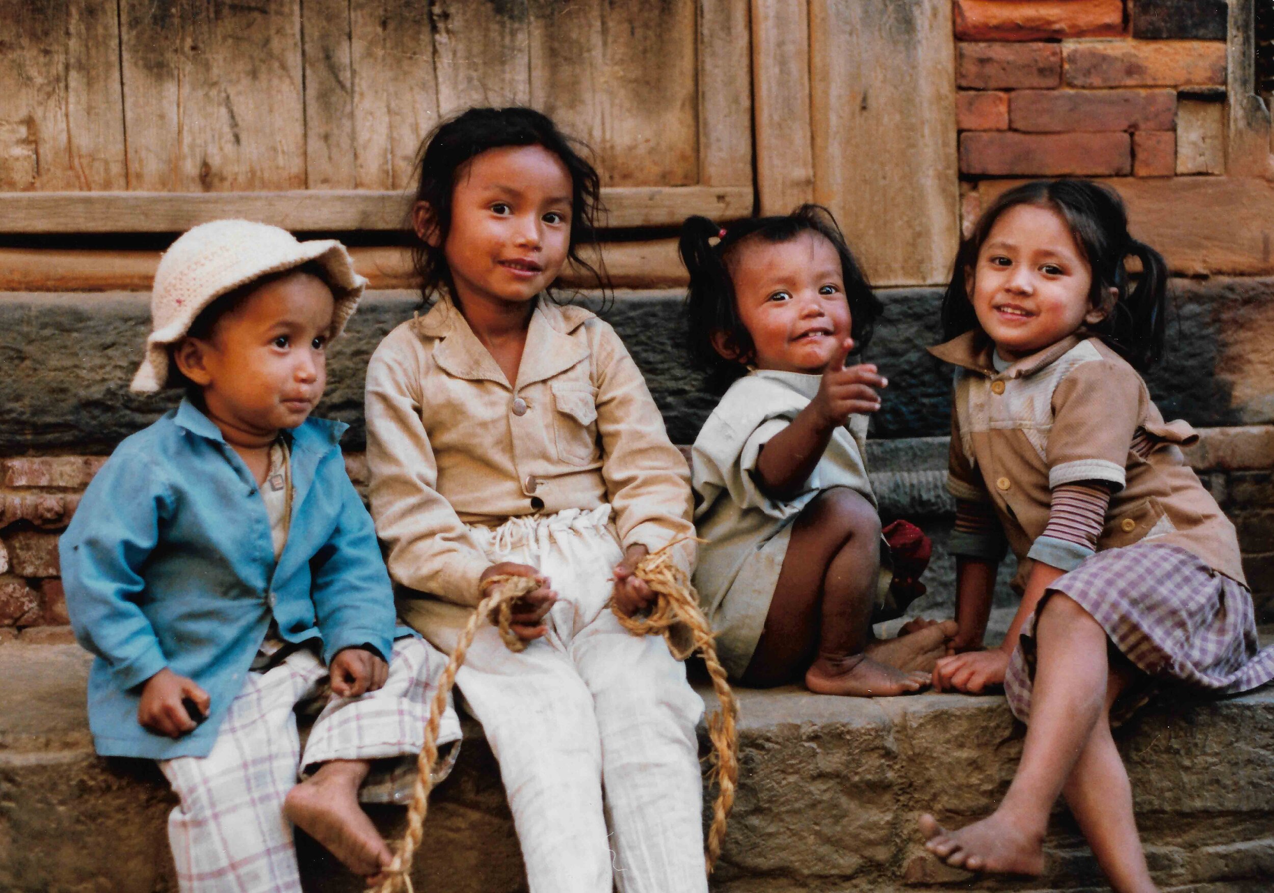 ChildrenOnAStep_Bakhtapur_Nepal_lr.jpg