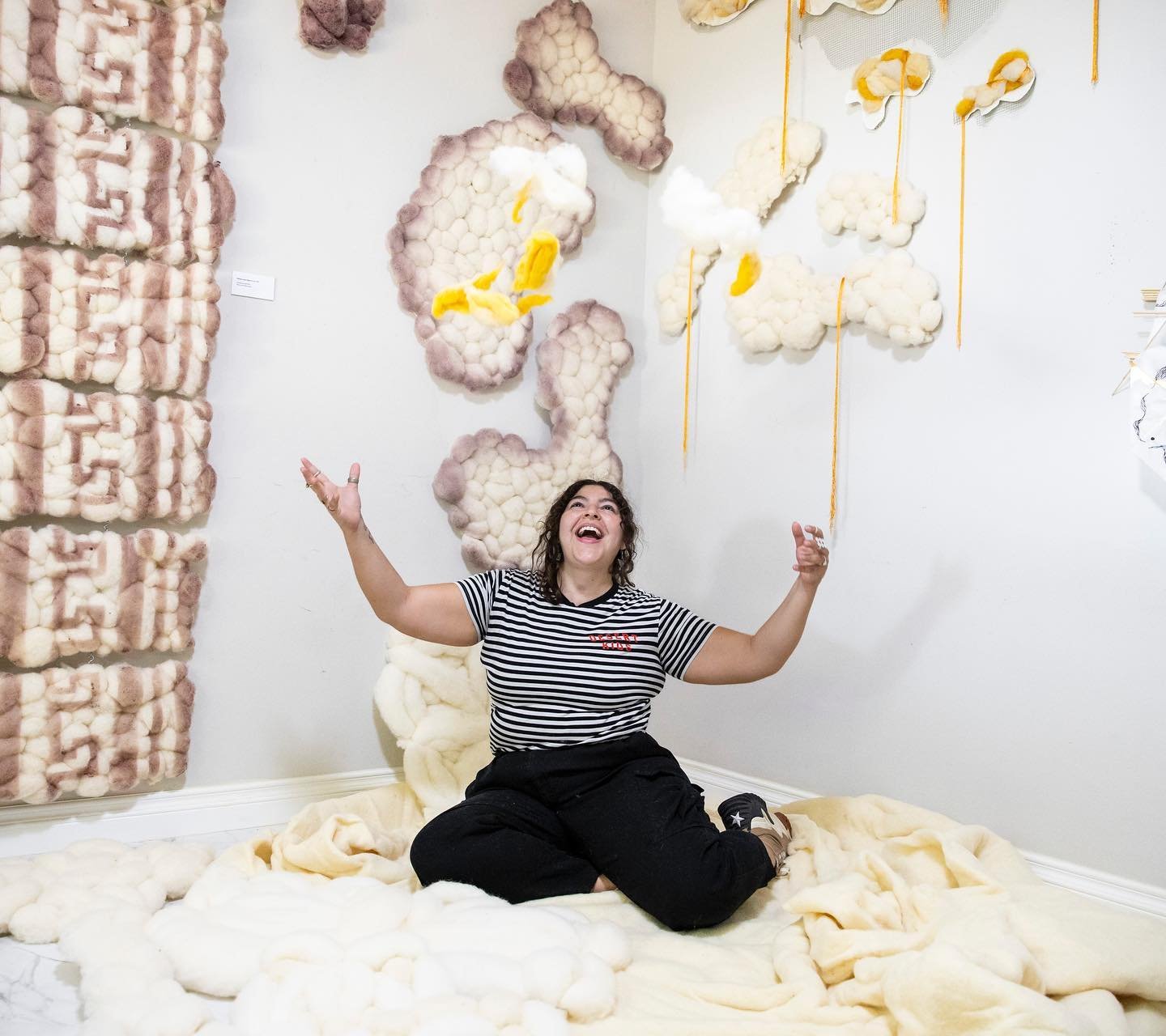 Art &amp; Sol: Adriana Lopez-Ospina
Adriana Lopez-Ospina is a gold leaf and fibers artist whose work is inspired by the desert and the muted colors of the landscape. Watching her at work in her studio was just mesmerizing&hellip;her work is so beauti