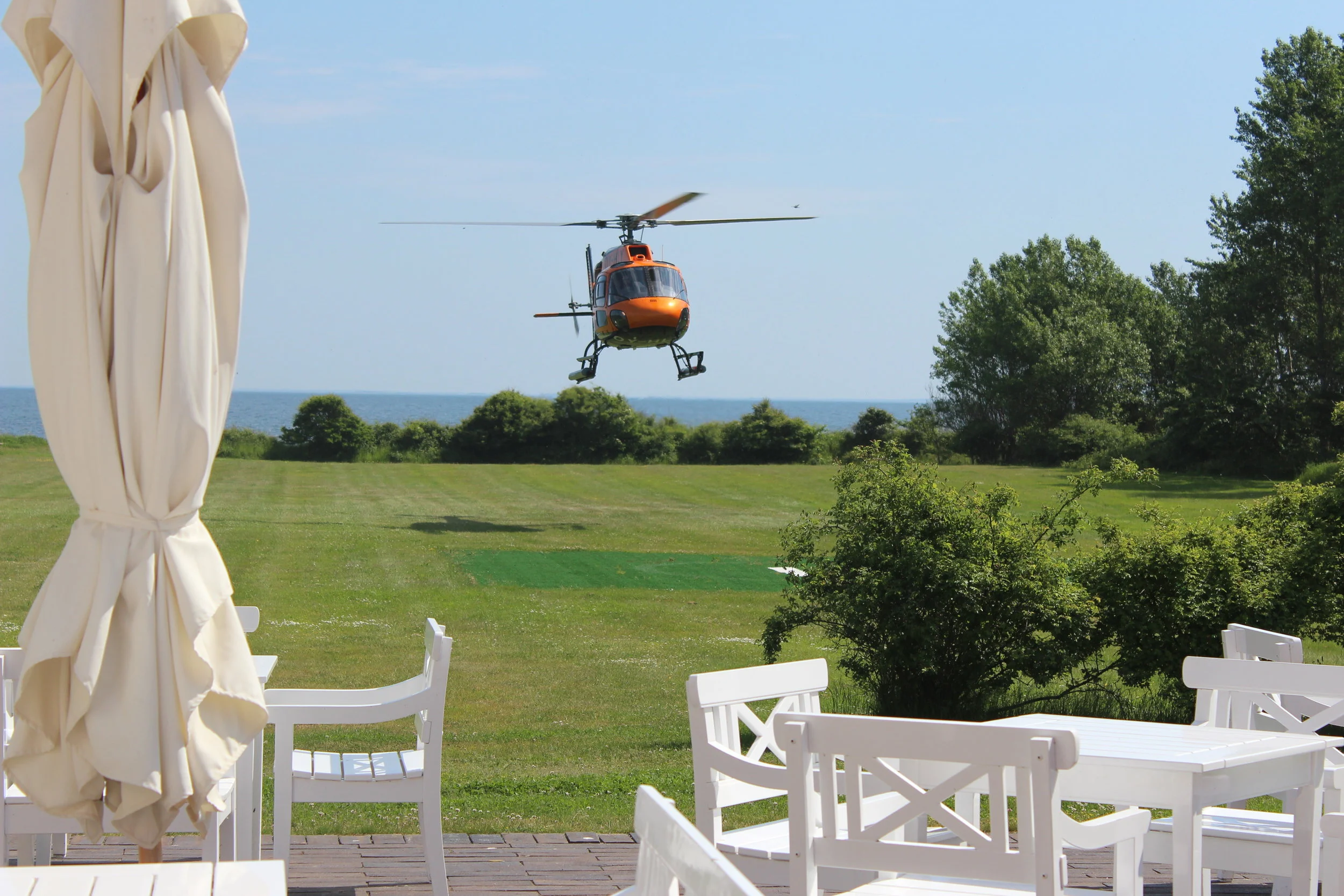 helikopter på helipad på vejrø resort.jpg