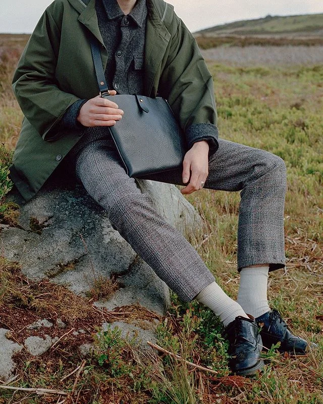 Our Field Bag is made with black vegetable tanned bubble grain leather, Waxed linen thread, copper saddlers rivets and a Sam Brown stud.

Everything available now.

#madeinlondon #madeinengland #britishmade #severncooper #minimaldesign #sustainableli