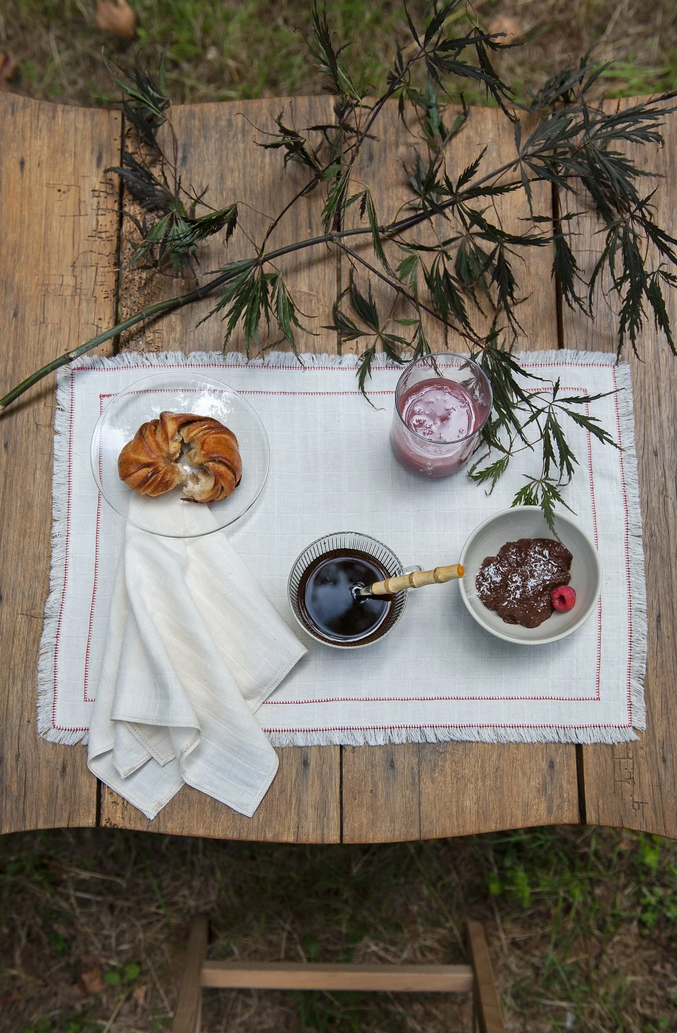 AW25_100_set 2 natural placemats with 2 blanket stitch frame red_Set of 2 Natural Napkins with Natural Narrow Trim.jpg