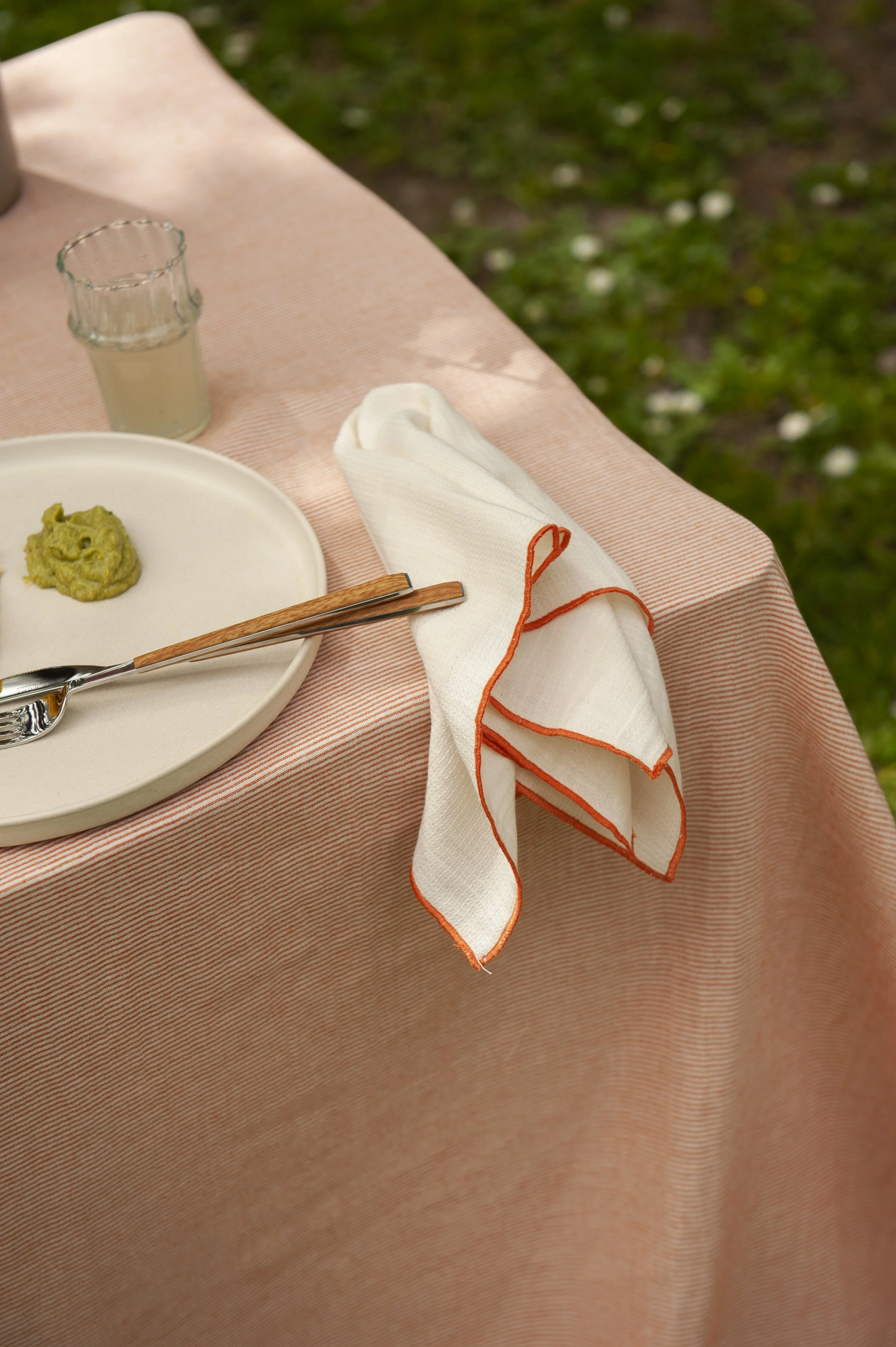 SS26_32_Napkins Natural waffle with burnt orange overlock.jpg