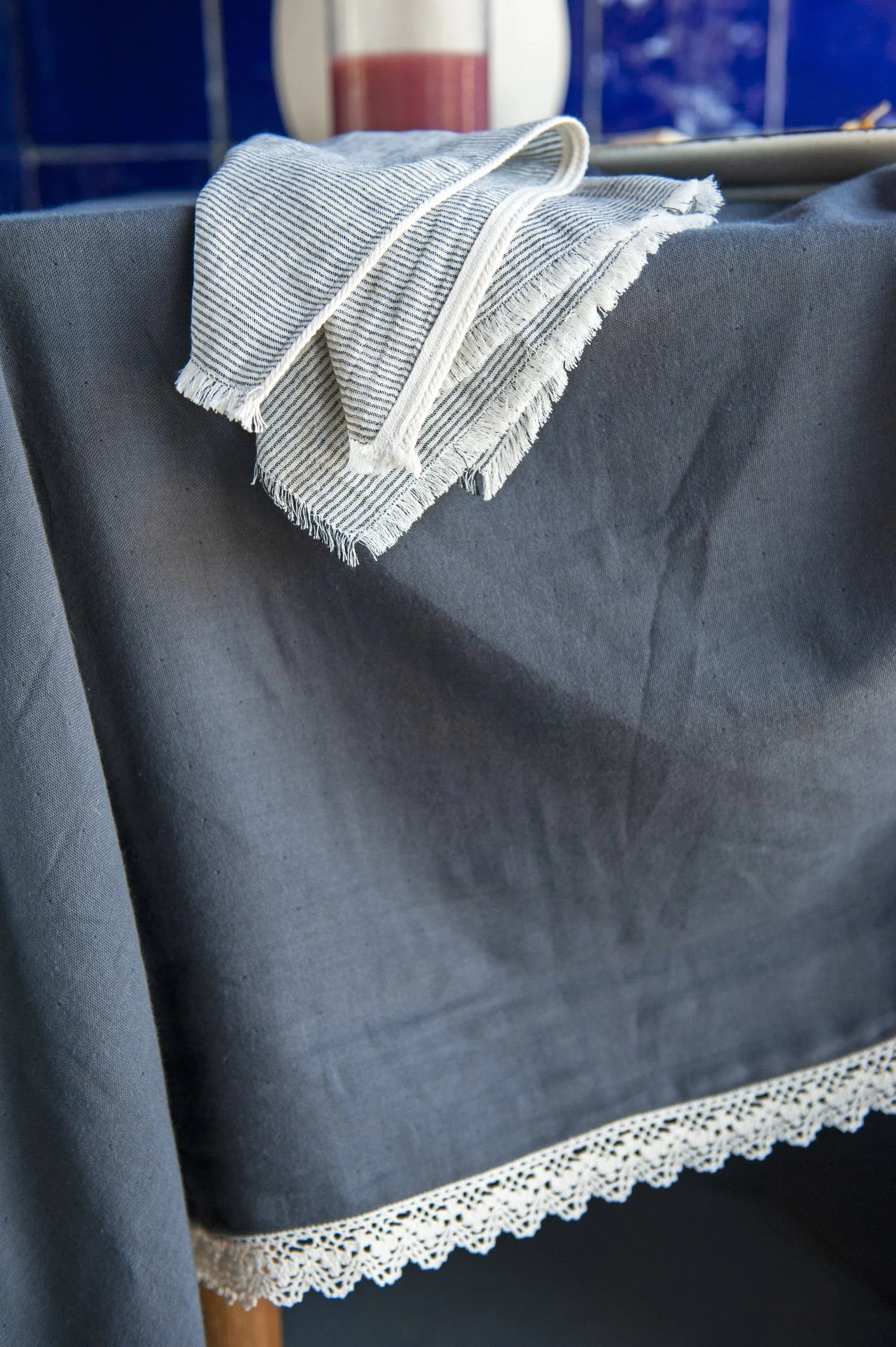 AW25_76_Table Cloth Dk Grey with Scallop Lace All Around 140 x 260 cm_Set 2 Napkins feeder stripe charcoal grey w piping.jpg
