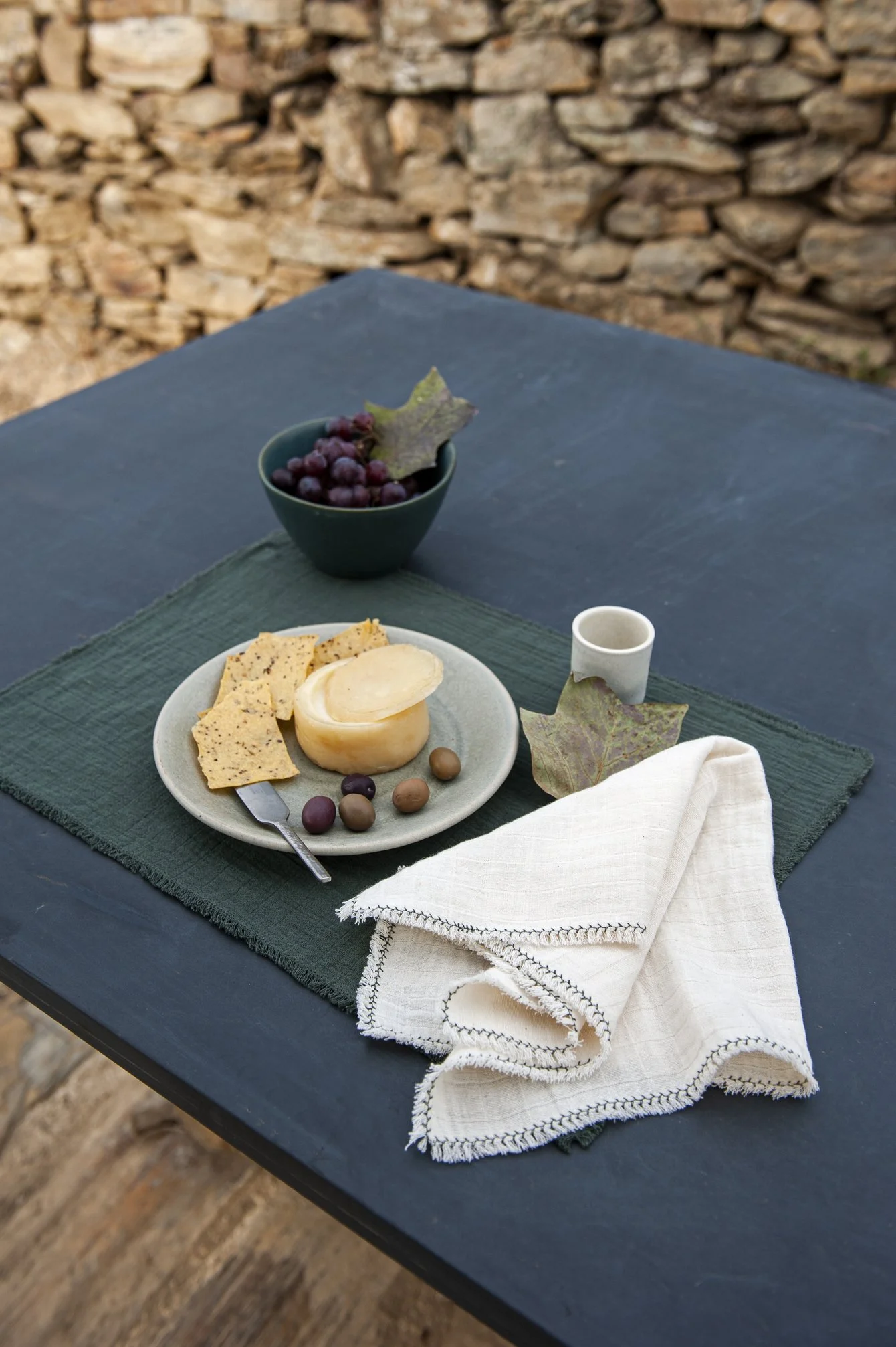 table_setting_b_green_tablemat_natural_napkin_ls02.jpg