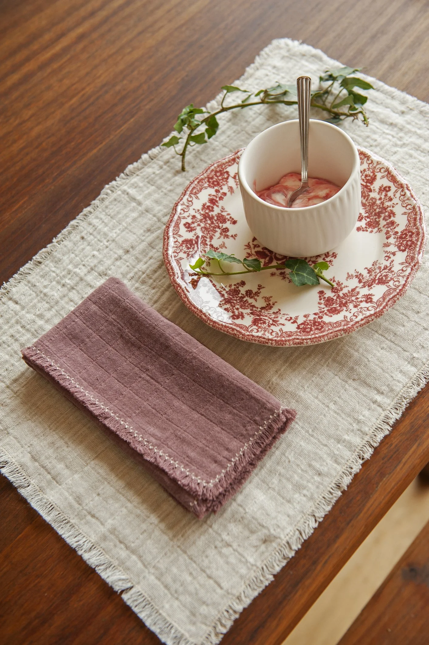 AW23_99_cotton_linen_placemat_with_fringes_and_cotton_plum_napkin_with_sand_branch.jpg