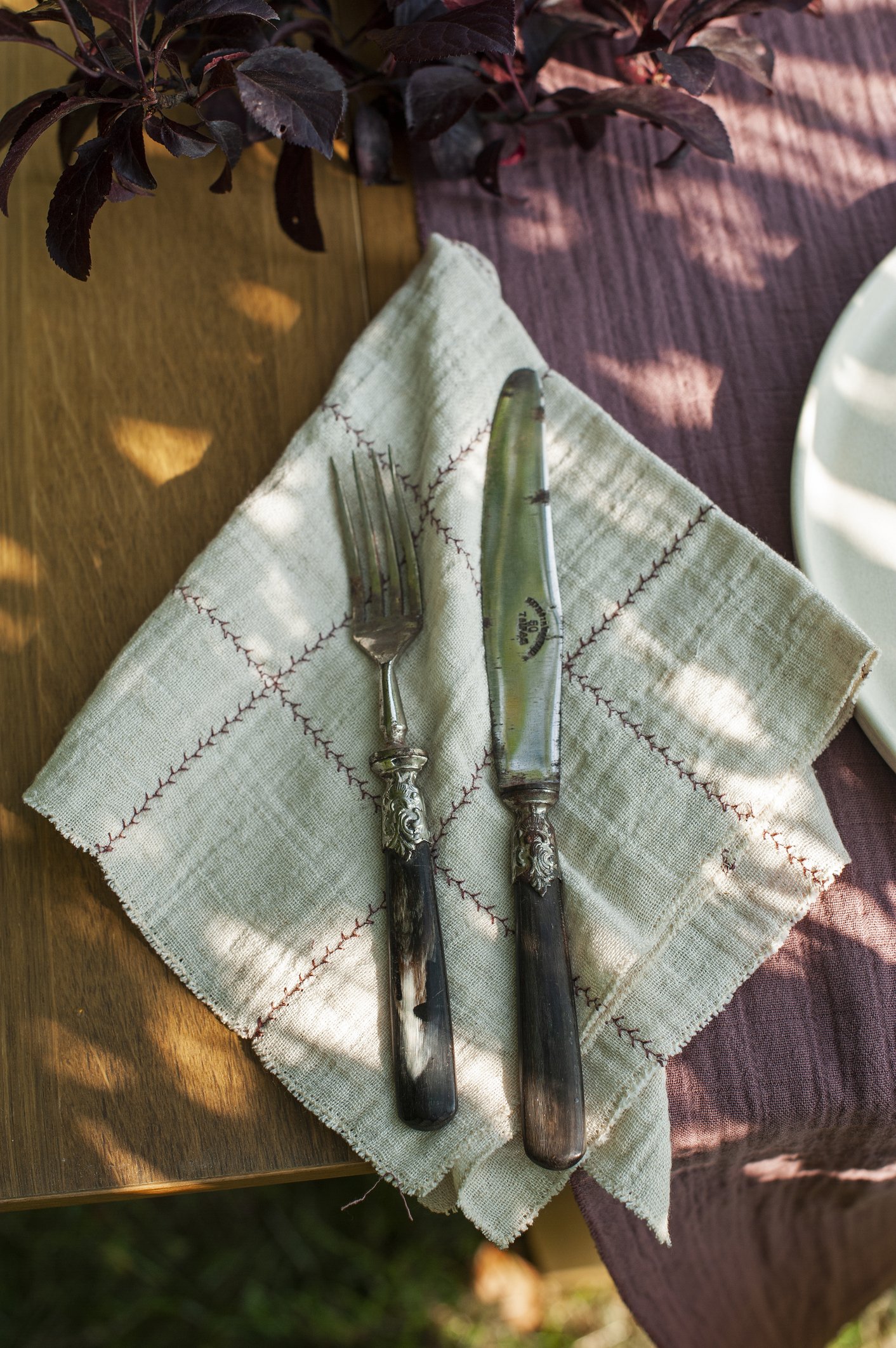 AW23_80_cotton_linen_napkin_with_plum_branch_checks.jpg