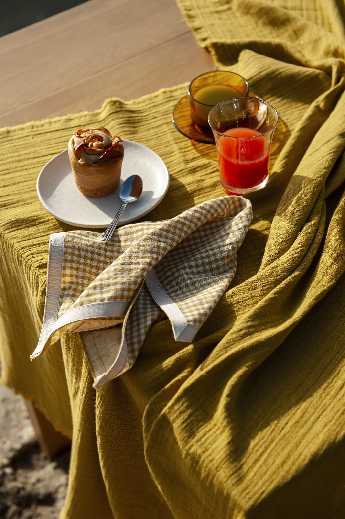 SS24_103_set_2_napkins_mustard_vichy_tape_all_around.jpg