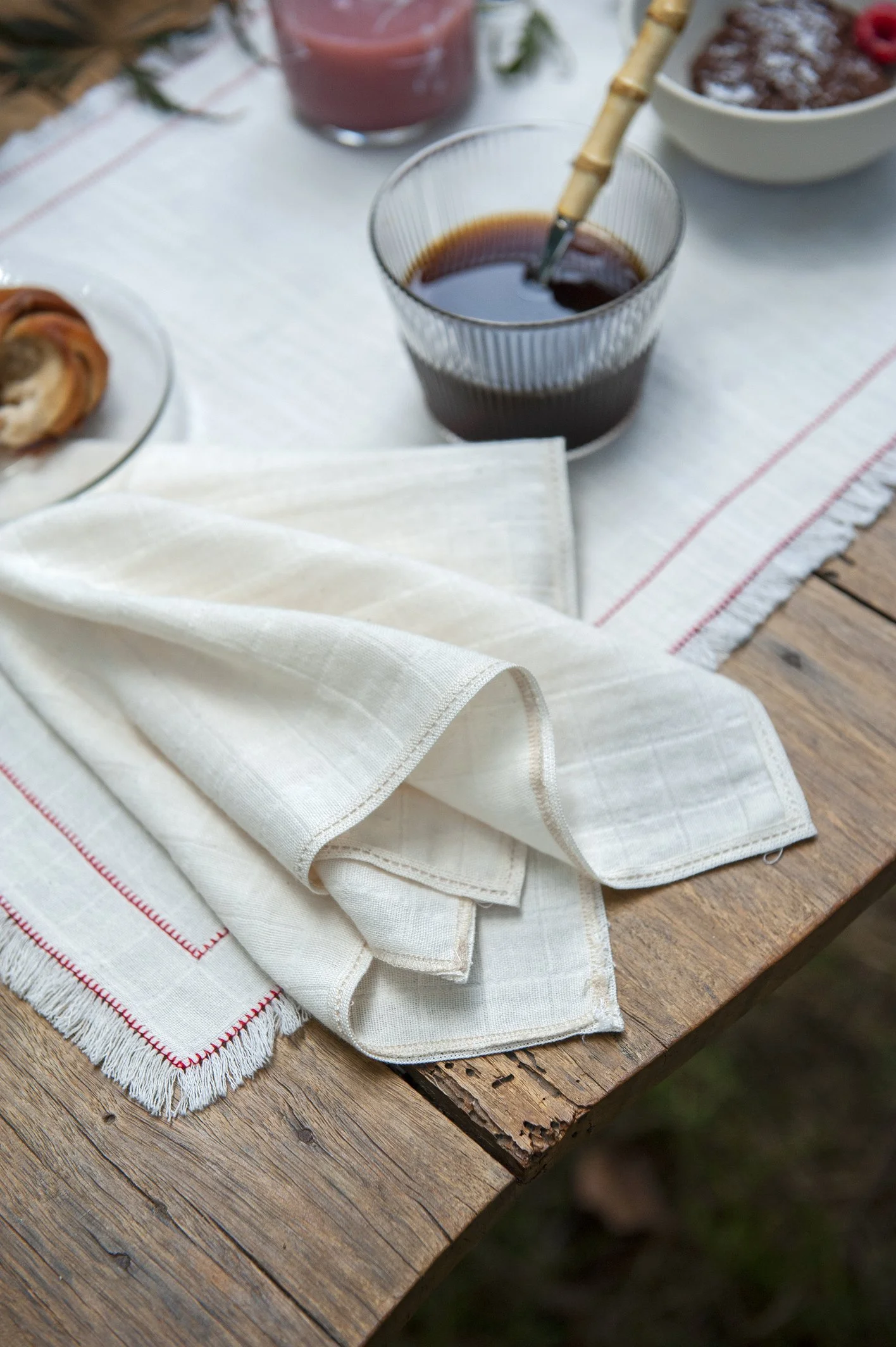 AW25_104_set 2 natural placemats with 2 blanket stitch frame red_Set of 2 Natural Napkins with Natural Narrow Trim.jpg